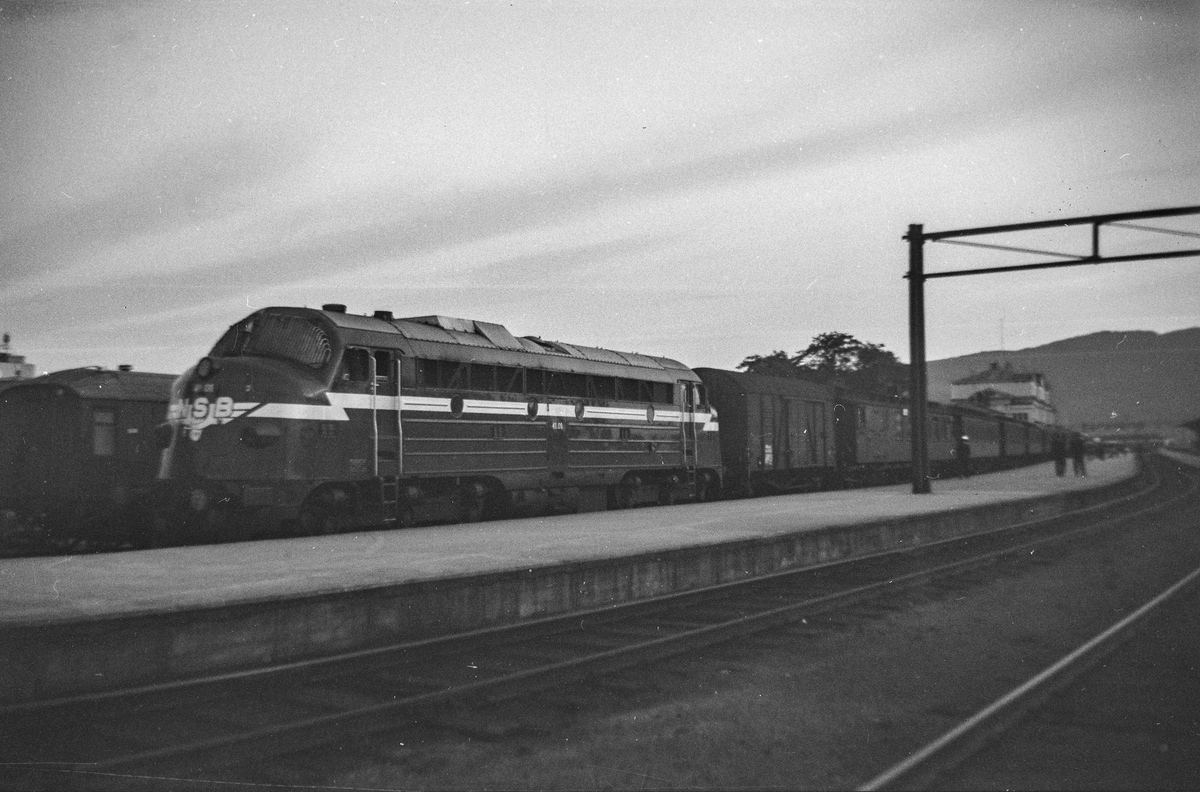 Dagtoget fra Trondheim  til Fauske på Trondheim stasjon. Toget trekkes av diesellokomotiv type Di 3 nr. 41.01.
