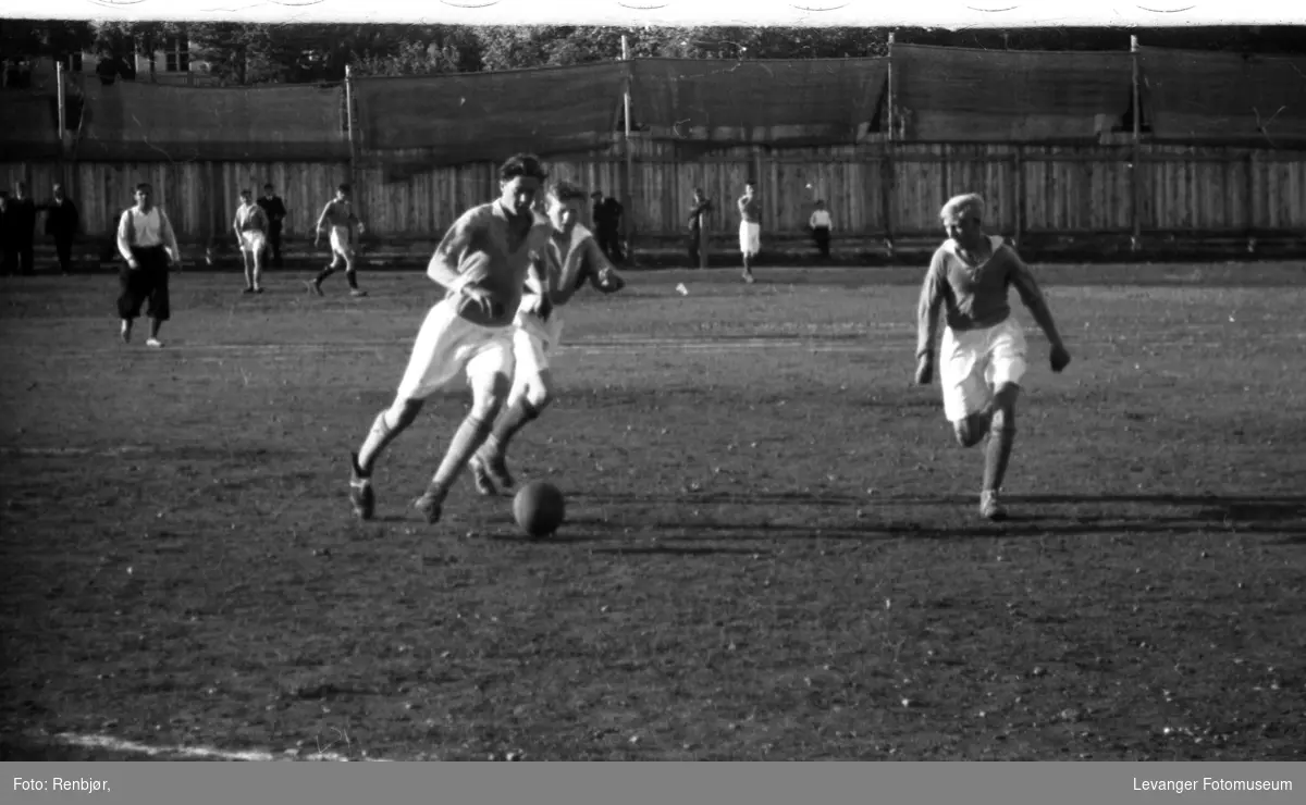 Fotball på Levanger stadion. - Levanger Fotomuseum / DigitaltMuseum