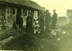 Gruppe, skjørt, bluse, jakke, bukse, stølsbu og Gruppe, skjørt, bluse, jakke, bukse, stølsbu og
