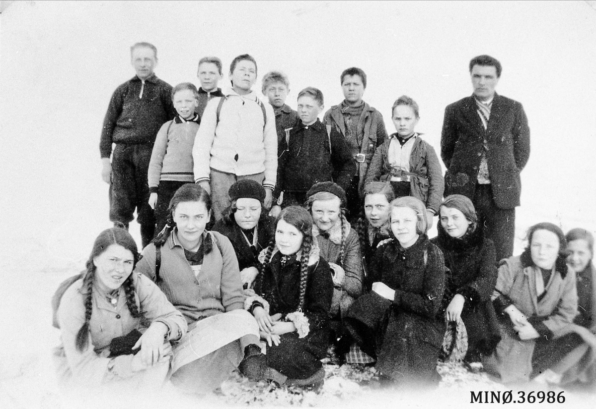 Barn ved Tufsingdalens skole 1935. 4. -7. klasse på utflukt til Gruvhøgda. 