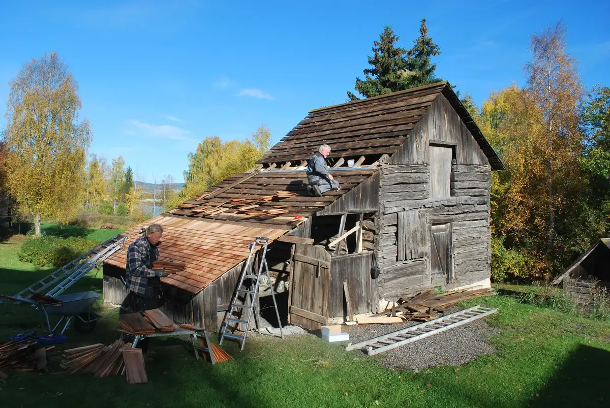 Arbeid på låven ute på friluftsmuseet