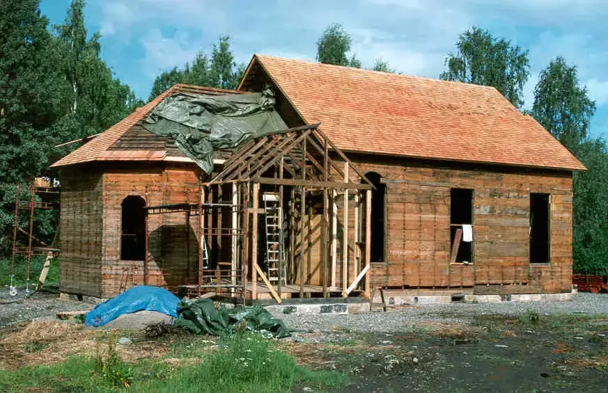 Utsiden av kirken under oppbyggingen