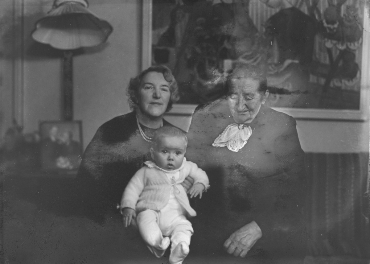 Marit Hogness, hennes datter Marie Aas Juberg, og hennes oldebarn Iver Nordhuus