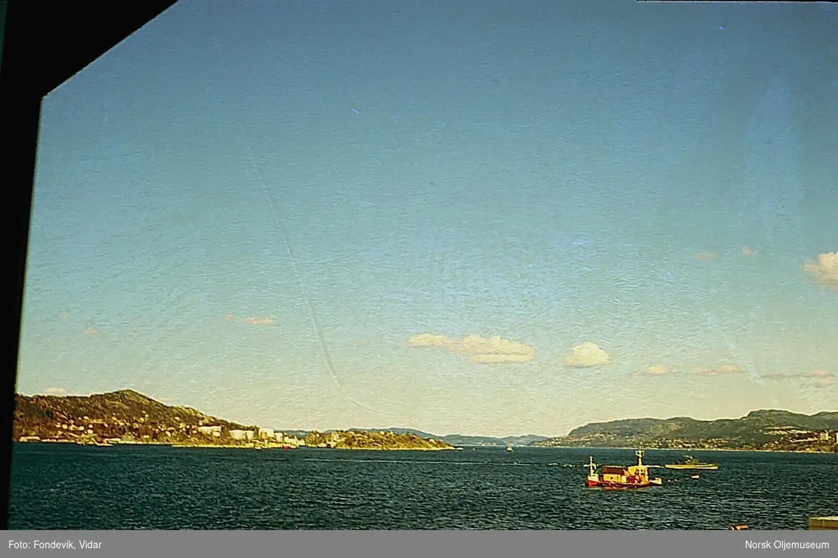 Bilder fra Byfjorden utenfor Gravdal og Bergen.
Dykkerlekter er under slep.