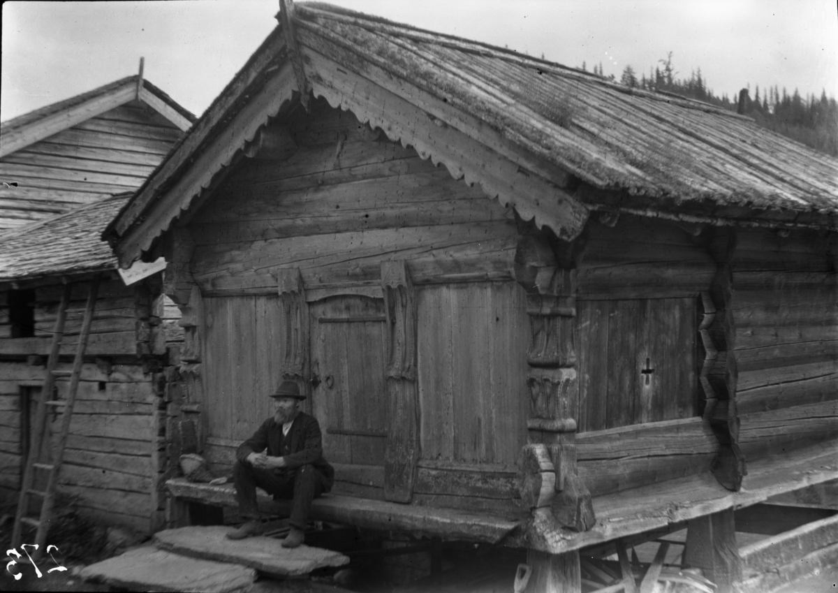 Rikard Berges fotoarkiv. Buret på Ljosdal. Olav Ljosdal på trappen. Buret er i dag på VTM Eidsborg. Fotografert 1912.