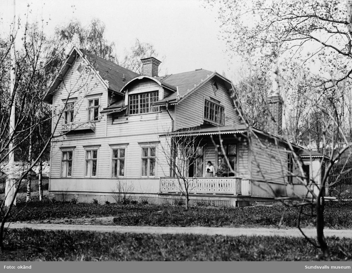 Konstnären Oskar Lyckes ateljé och bostad "Kummeltorpet" efter Heffnersvägen. Bild 2 visar konsnären med hustrun Katarina Holmer.