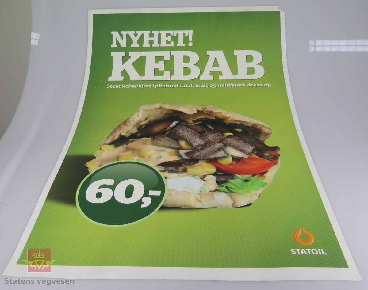 Åtte ulike plakater av papp. De reklamerer for pølser, hamburgere og kebab hos Statoil.