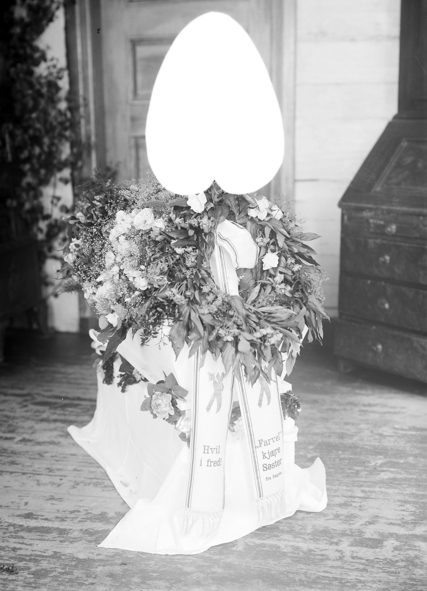 Hjørdis Jevnes baare, 29.07.1914, kiste med blomster og bånd