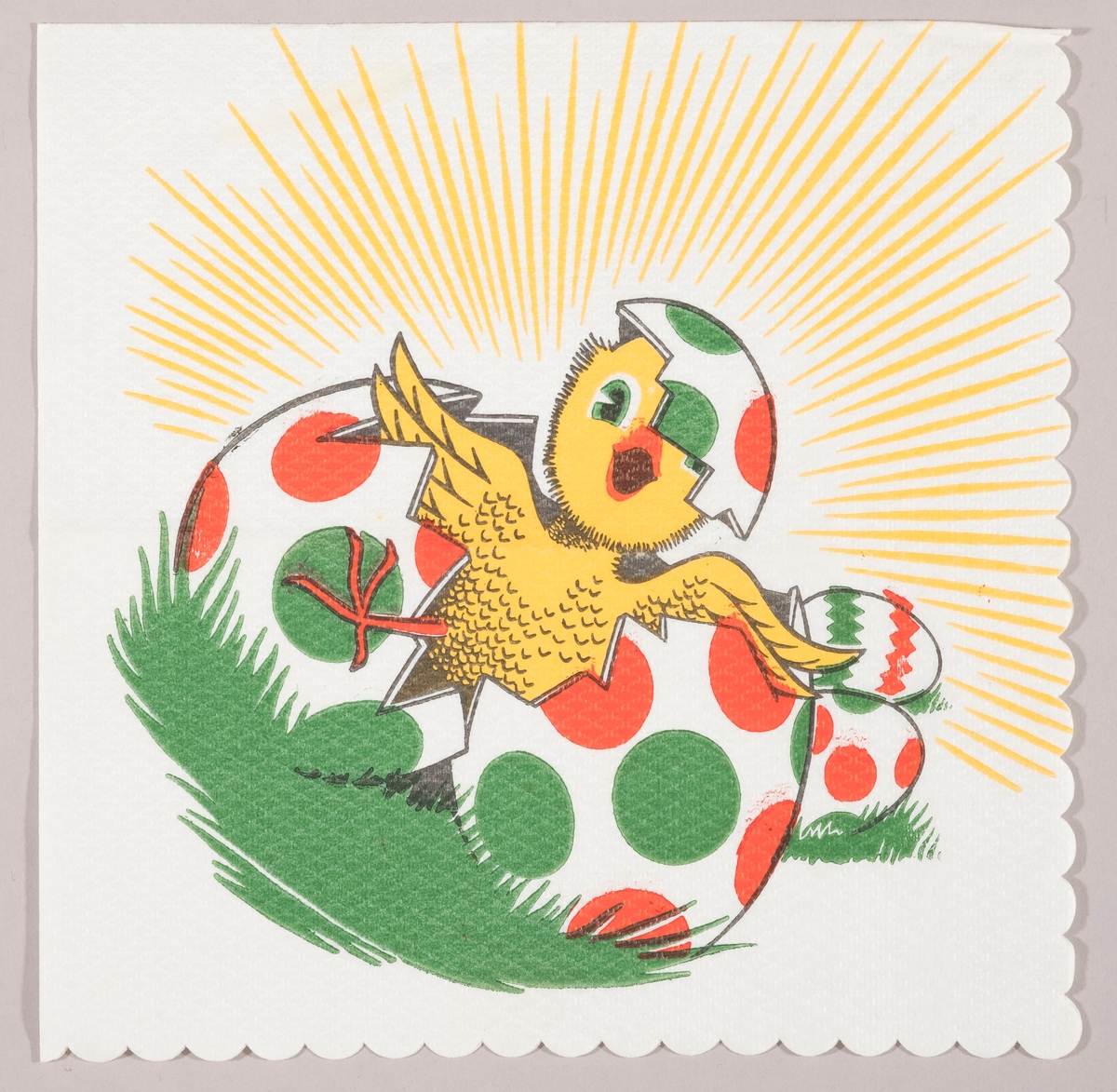 En kylling kommer ut av skallet til et påskeegg med røde og grønne prikker. Påskeegg i bakgrunnen og solståler.