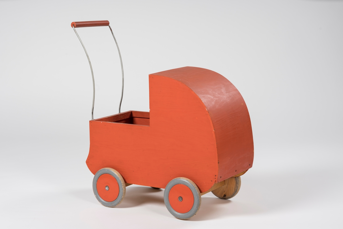 Form: Vogn med kalesje laget i ett, 4 hjul, styre med dreid trehåndtak.
