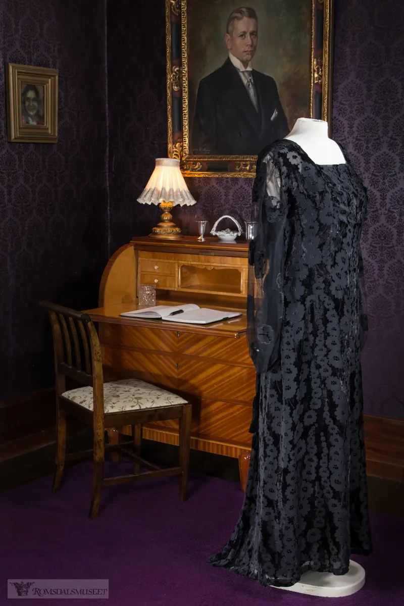 Fotografering av Laura Hanssen sine kjoler i Chateauet. .R.12446.A-B .(Se Romsdalsmuseets årbok 2014)
