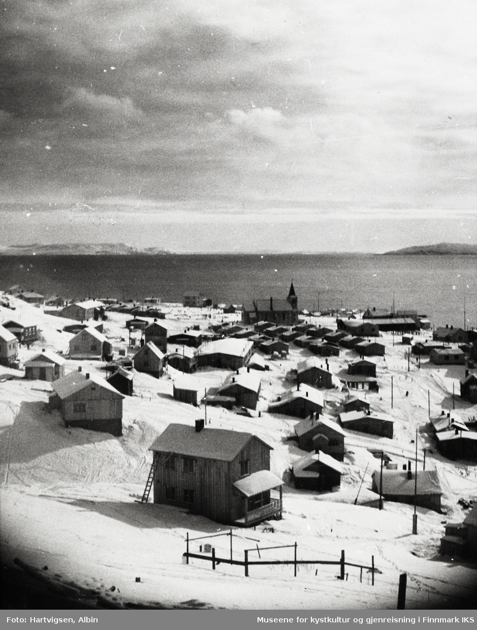 Honningsvåg. Gjenreisning. Utsyn fra Storfjellet mot kirka og Tundraleiren. Antatt vinter 1947.