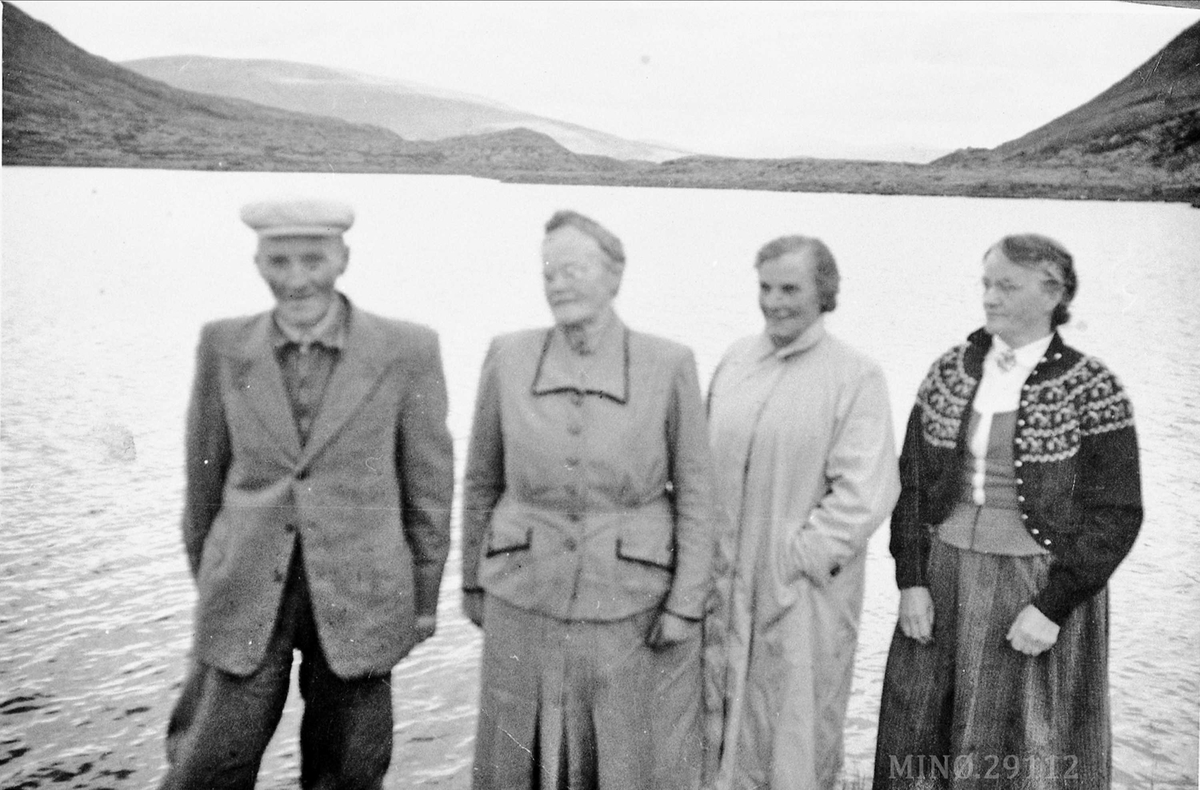 Personer på tur til Fiskebua ved Bresjøen i Alvdal vestfjell. 
Fra v: Olaf O. Kveberg, Oline Eggen, Inga Kveberg og Olga Taraldsteen (alle søsken)