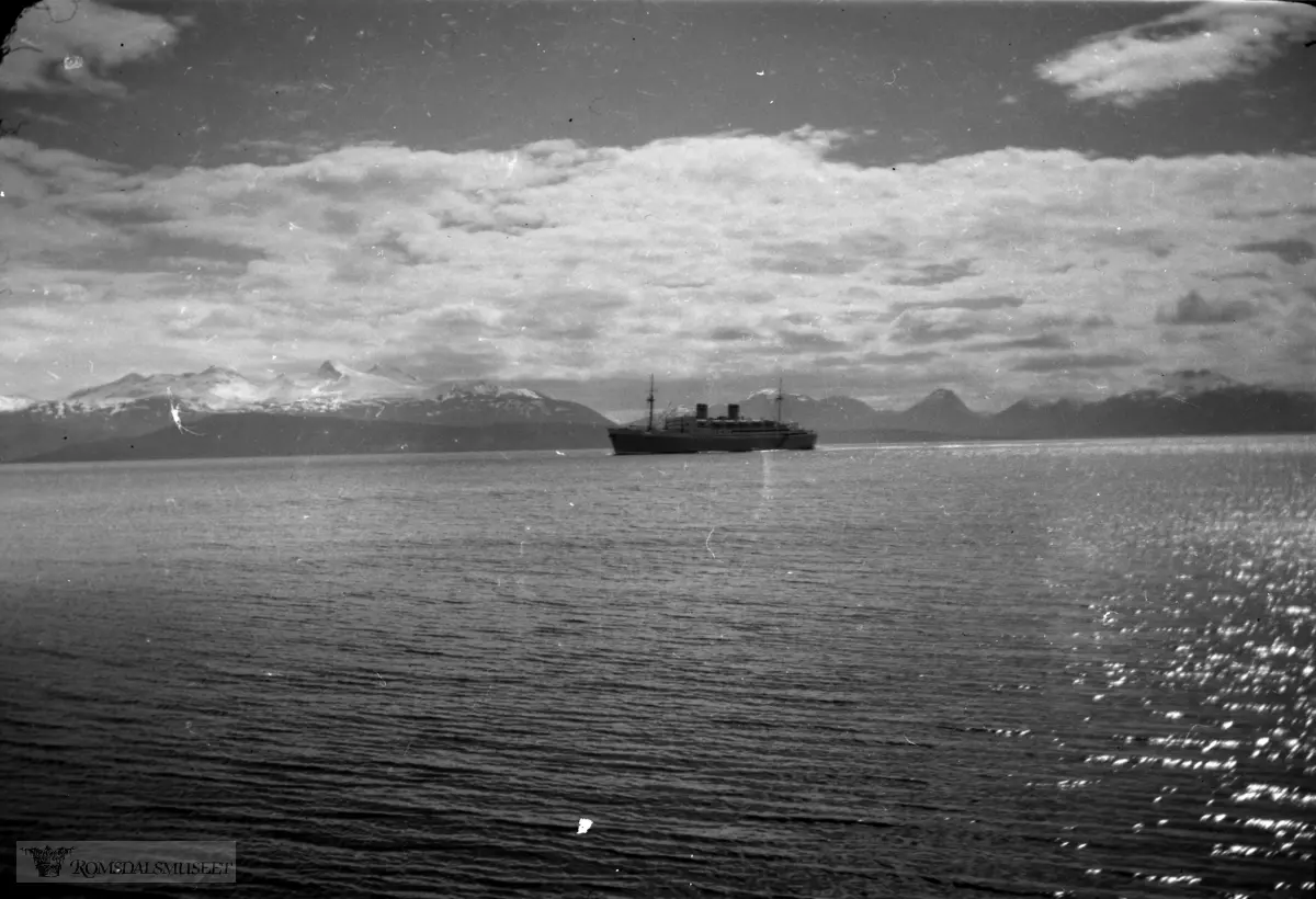 Skipet på bildet er Den Norske Amerikalinjes M/S Oslofjord, Sjøsatt i 1937 og tapt etter minesprengning 01.12.1940..1938 eller 1939.