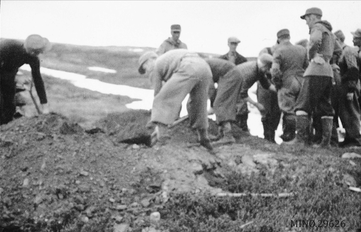 En tropp fra heimevernet på Os i Såttåhaugen for å begrave tre tyskere våren 1945.