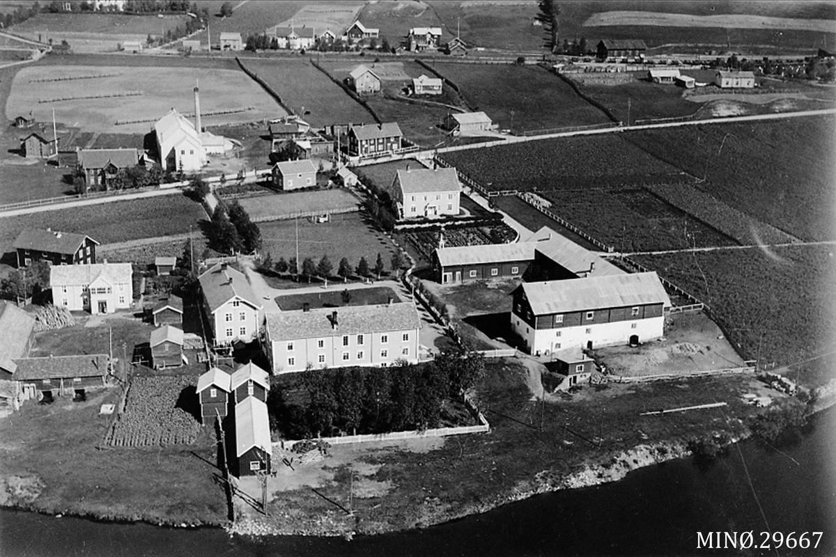 Bilde av bebyggelse.  Sv. /hv. - bilder fra Widerøes Alvdal samling. 