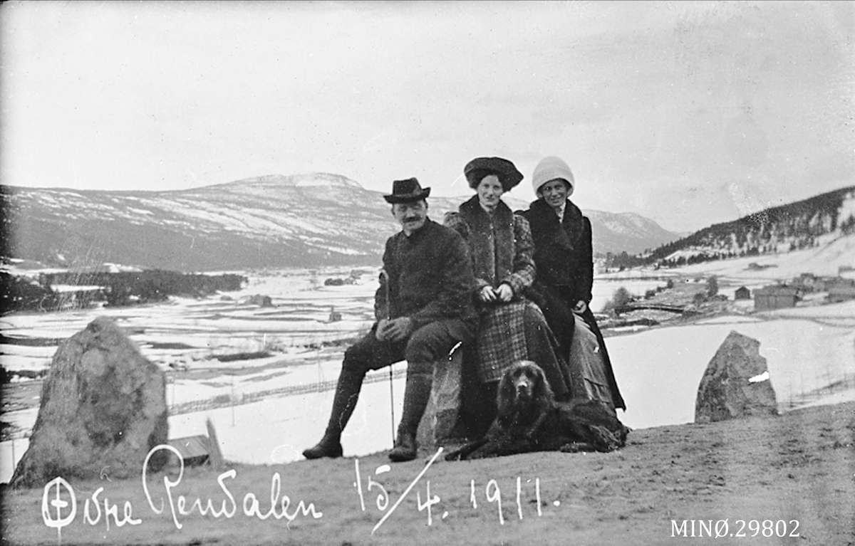 Utsikt fra Sørbergsvingen, nyveien bygget i 1908.  Påsken 1911.  På stabbestenen : Nils Haarseth, Rachel Haarseth og Anny Klute. 