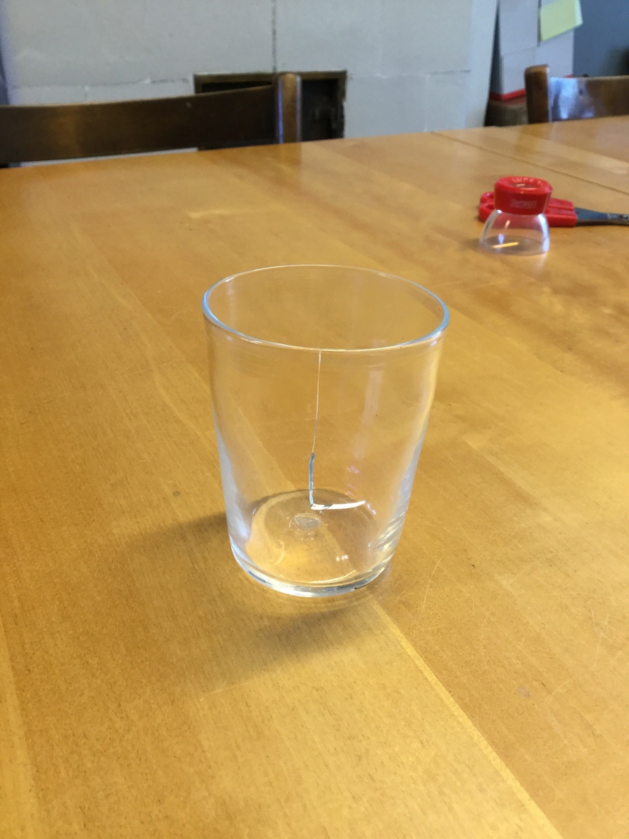 Glas i bägarform munblåsta av klar glasmassa.