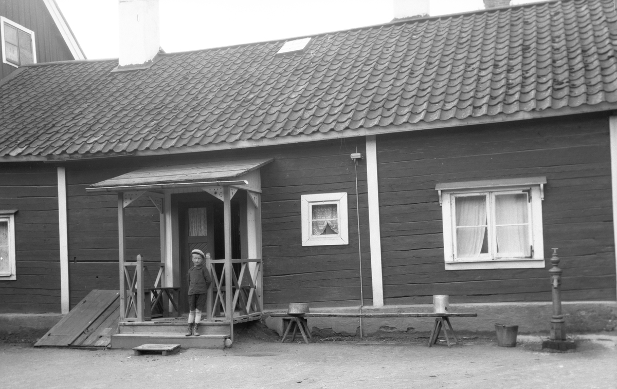 Dokumentation av Hunnebergsgatan 23 i Linköping 1929. Bilden visar ett av gårdshusen. Vy från sydväst.