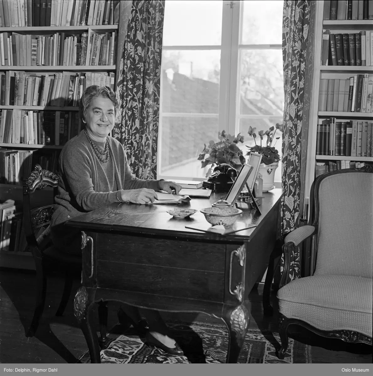 Jarlsberg hovedgård, interiør, kvinne, sittende ved skrivebord