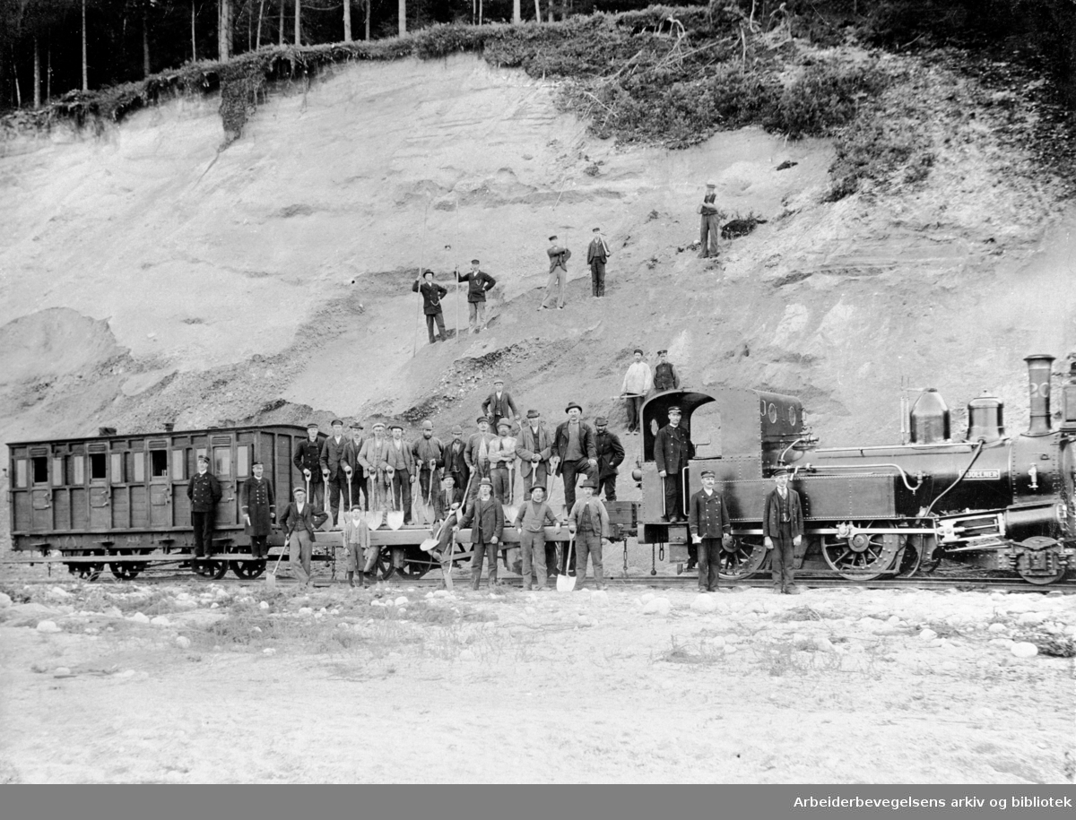 Jernbanearbeidere ved Eidanger grustak, ca. 1900. Antakelig utbedringsarbeid på Eidanger-Brevik-banen.
