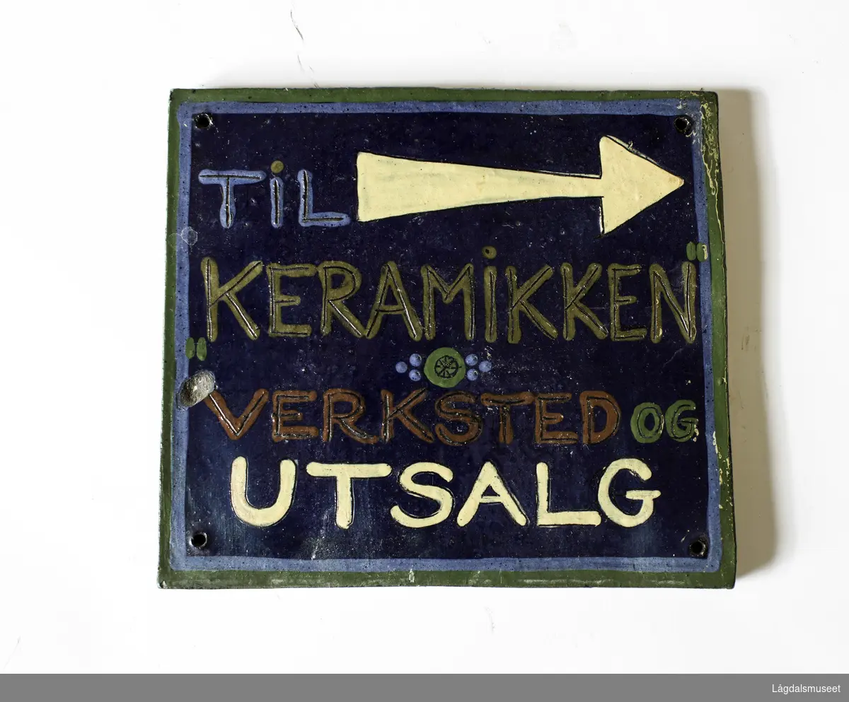Keramikkskilt for verkstedet og utsalget til Rolf Hansen på Kongsberg.