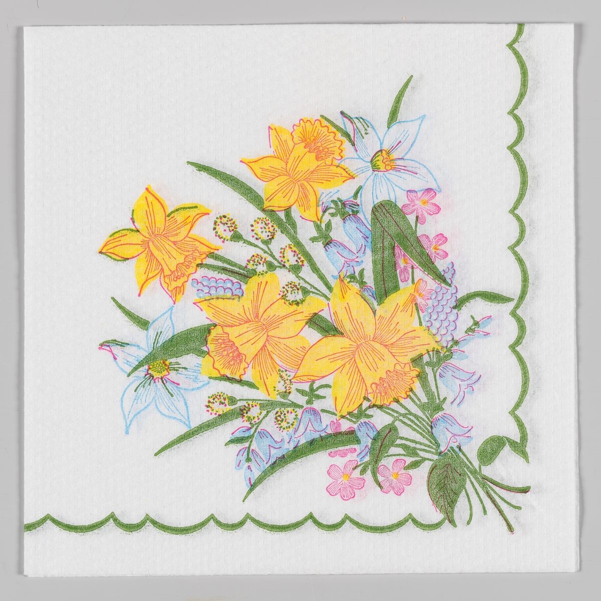 En bukett med påskeliljer, pinseliljer, grener med "gåsunger", perleblomster, klokkeblomster og små rosa blomster. En bølget grønn kant.