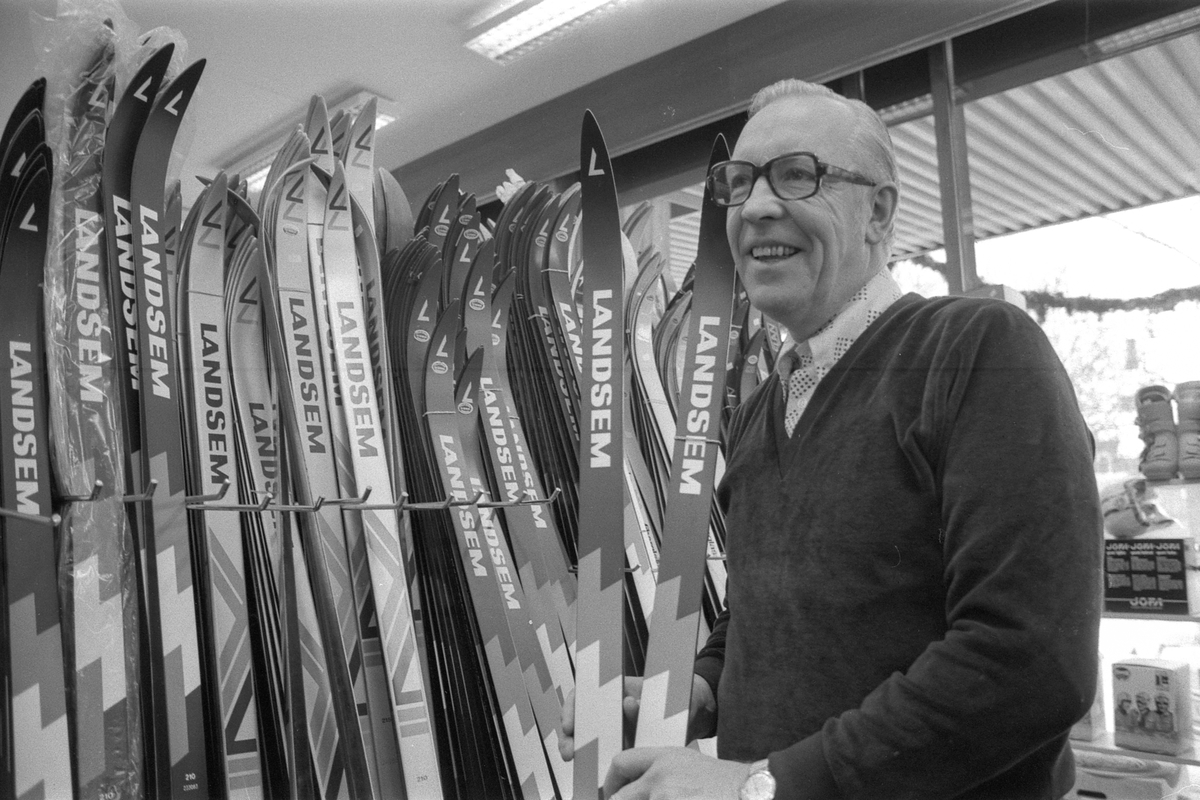 Follo Sport i Drøbak. Erland Pedersen med skiutstyr.
Fotograf: ØB Siv