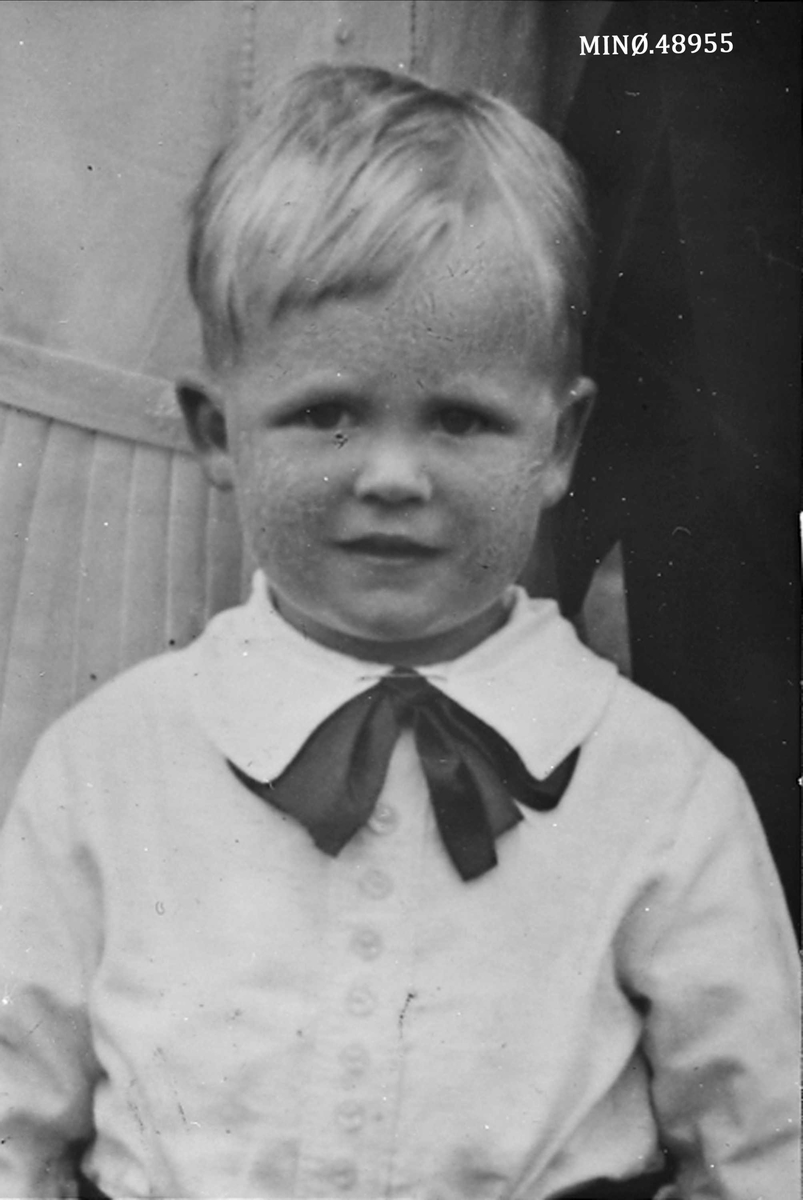Portrett av liten gutt. Åsmund Asbjørnsen Streitlien (1929-1938). Druknet i Folla 18. mai 1938. 