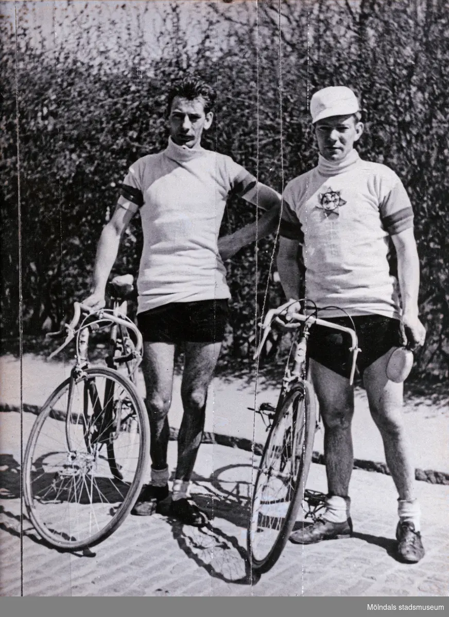 William Olsson, 1908 - 2001, och Lars Johansson, båda från Mölndals Cykelklubb, inför ett cykellopp under 1930-talet.