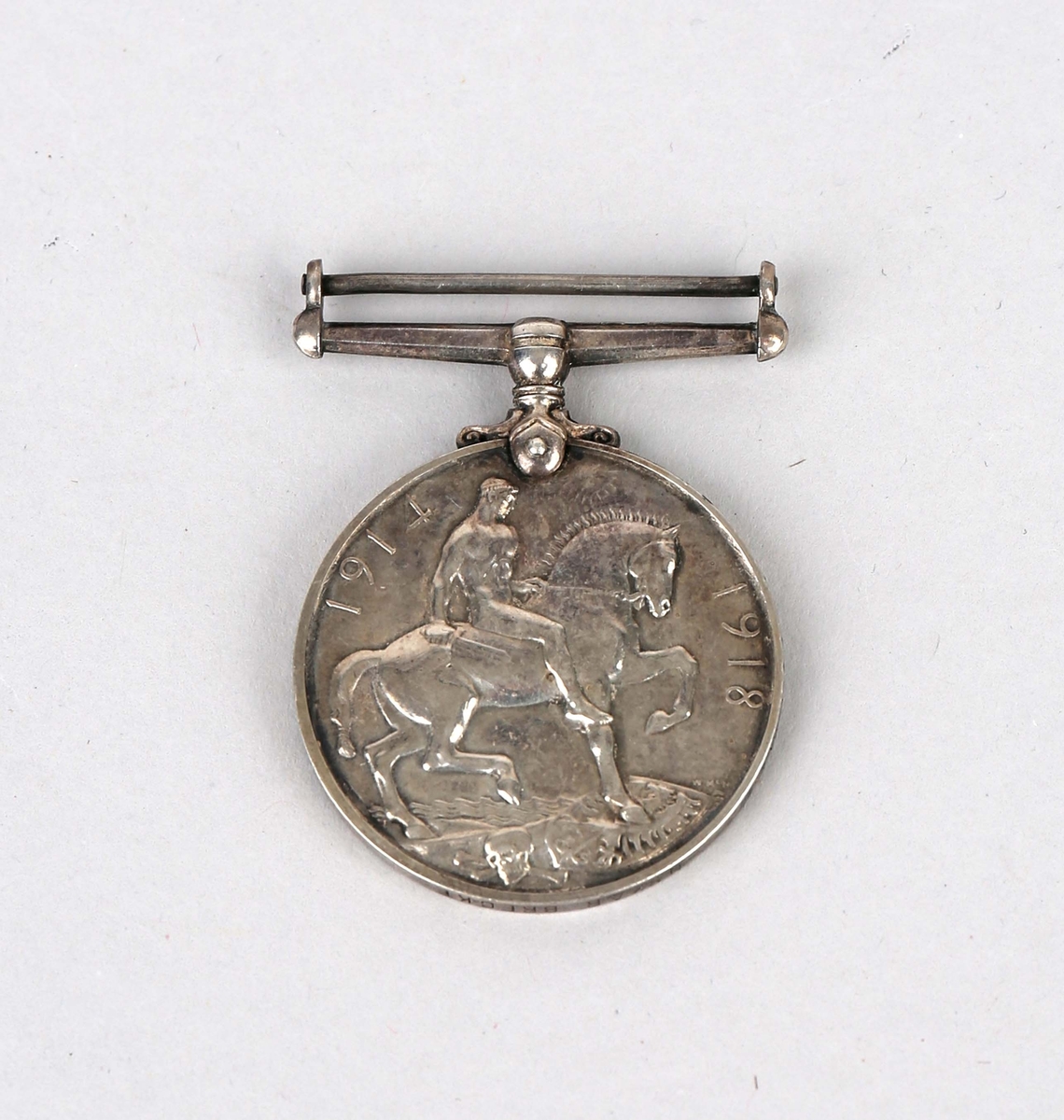 Sølvmedalje med portrett av Georg IVS V på forside og en naken mann som rir på en hest på baksiden.