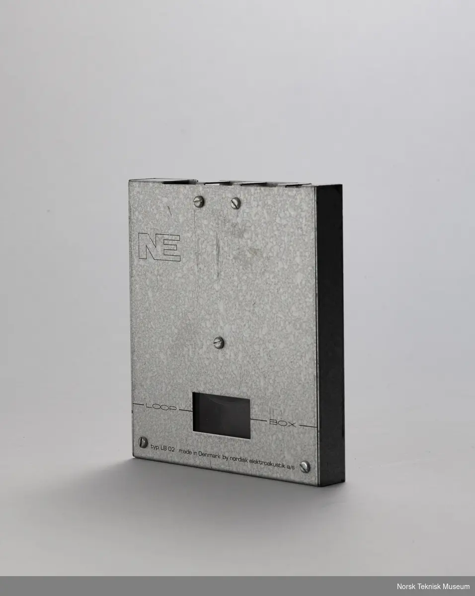 5-toms metallkassett med looptape, produsert av NE (Nordisk Elektroakustik)