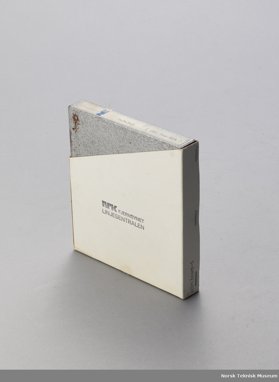 5-toms metallkassett med looptape, i papp-omslag, produsert av NE (Nordisk Elektroakustik)