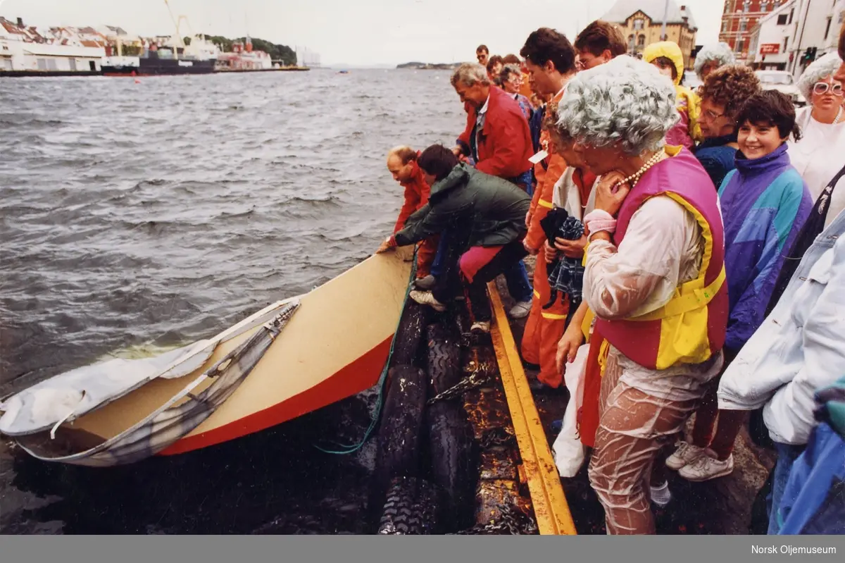 "Shell perlene" og tilhørende båt måtte reddes fra katastrofe da de var med i konkuransen Sjøsprut i 1990.