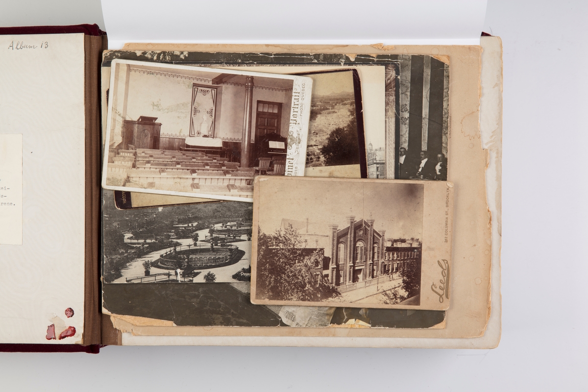 Fotoalbum med kabinettfotografier. Portretter av norske kapteiner, med koner og barn, som har fart på Pensacola og London. Samlet av prost Gustav Barman i årene 1888-1904. Prost Barmann var sjømannsprest disse steder.