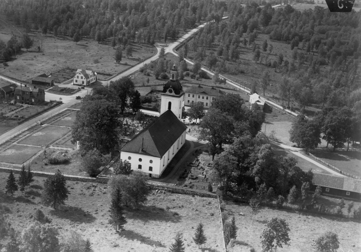 Flygfoto över Linderås kyrka i Tranås kommun Nr. C. 2689