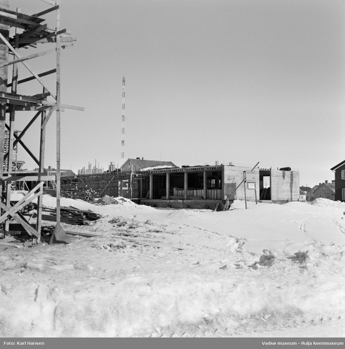 Vadsø 1962. Fylkesmannens administrasjonsbygg, i dag Statens hus,  under oppføring.