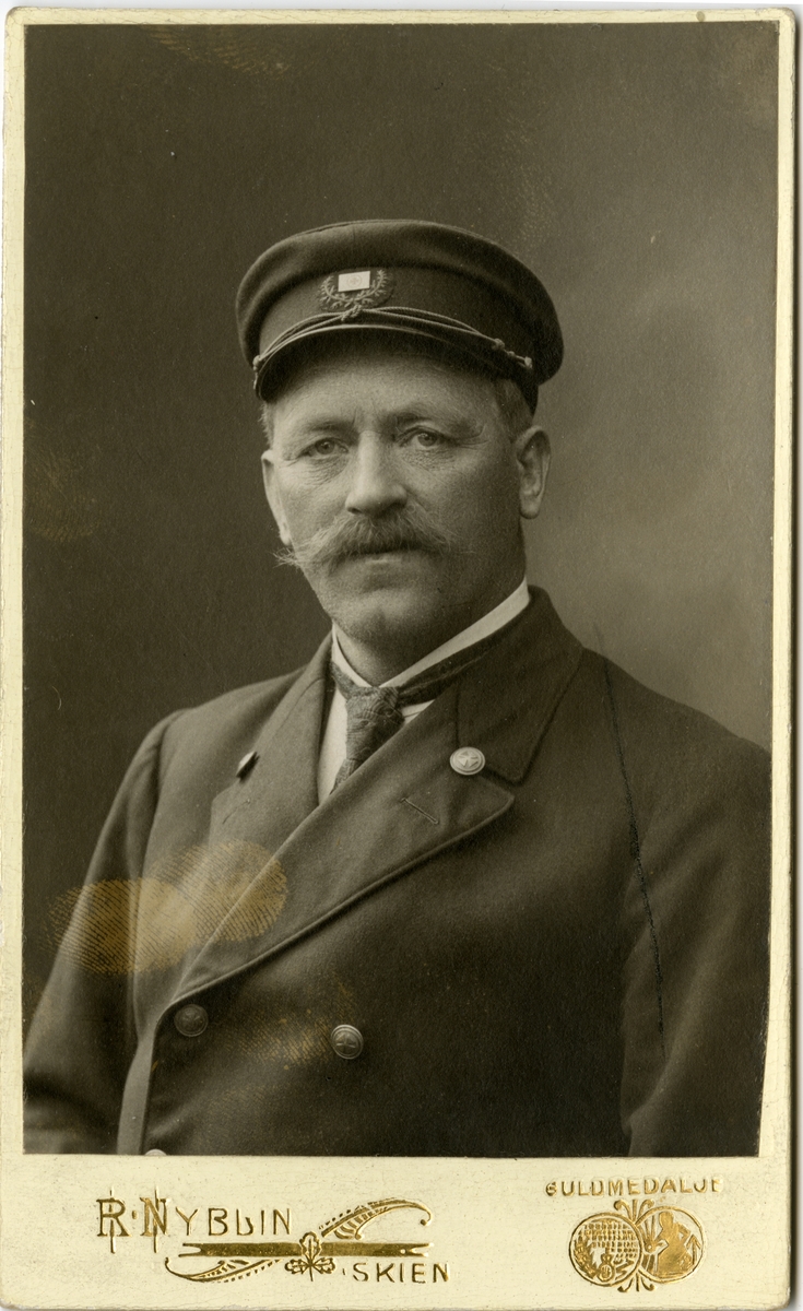 Kaptein Aasoberg(?), fører på R/S 2 'Langesund' (b.1893, Porsgrund baadbyggeri)