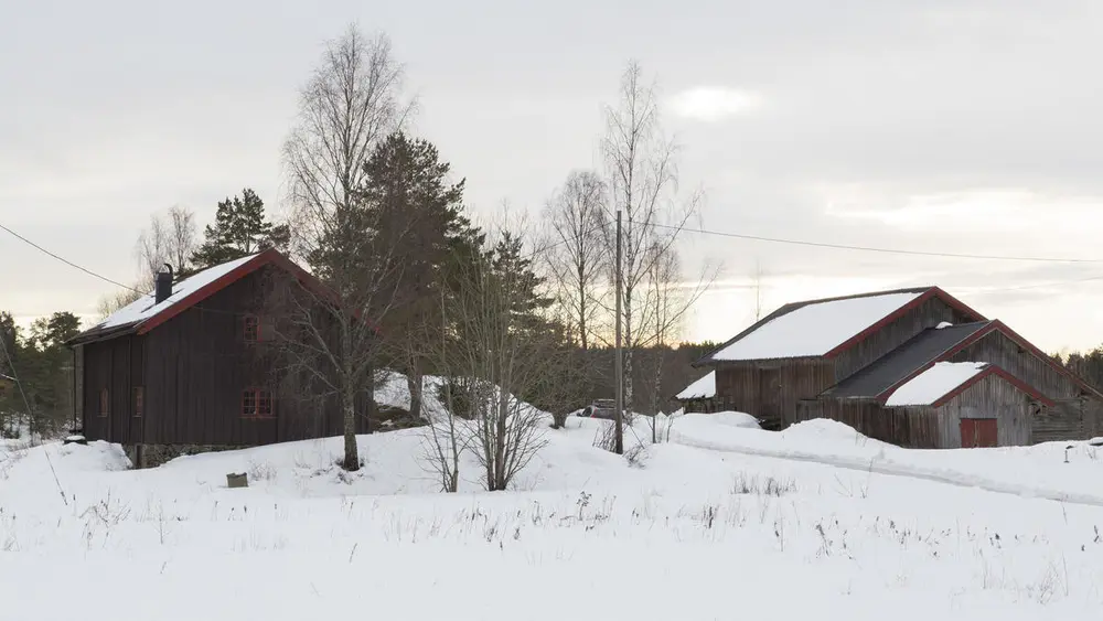 Svalgangsbygningen og driftsbygningen på Taraldrud februar 2018.