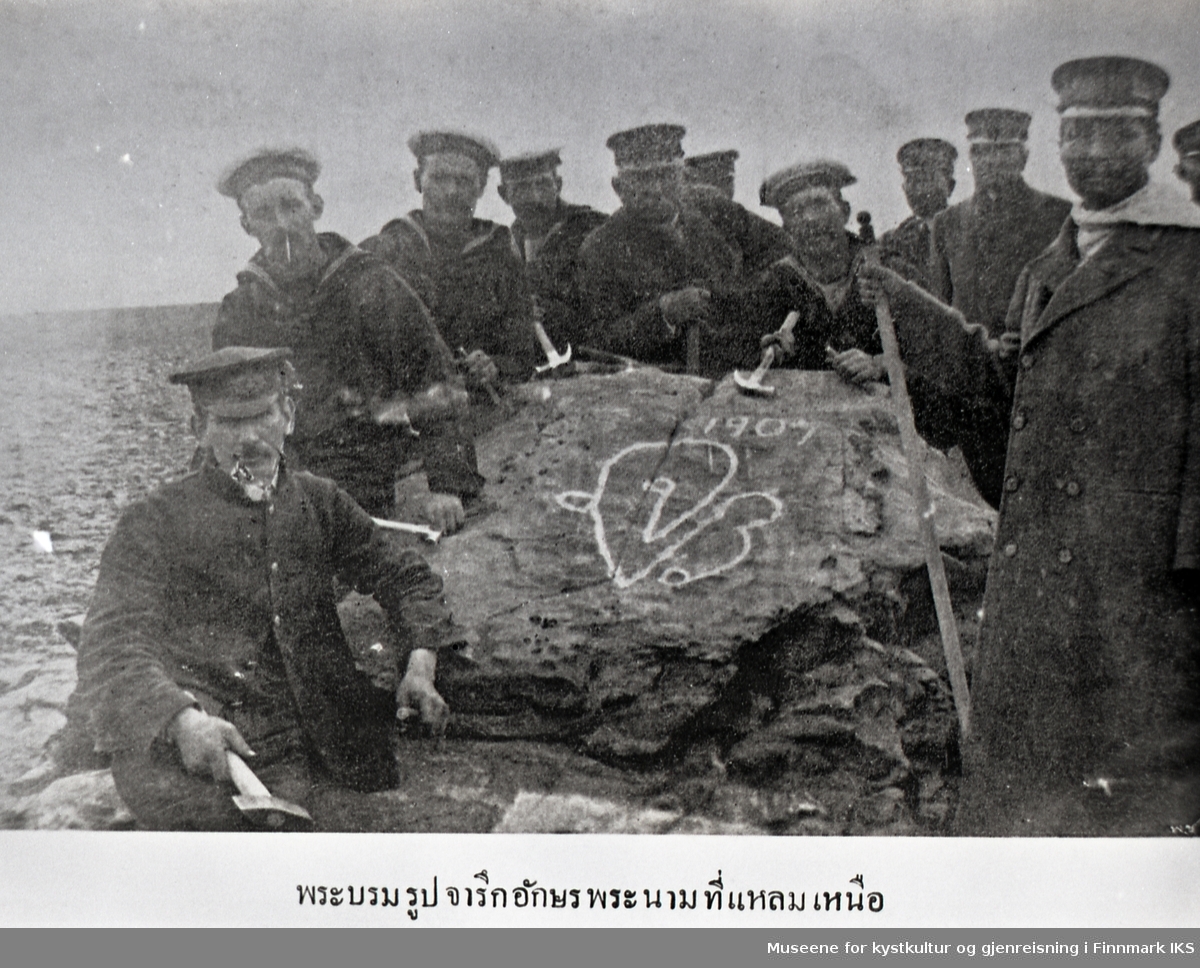 Kong Chulalongkorn av Siam (Thailand) på Nordkapp. Signaturen hans er hugget inn i steinen midt på bildet. Han besøkte Nordkapp den 12. juli 1907.