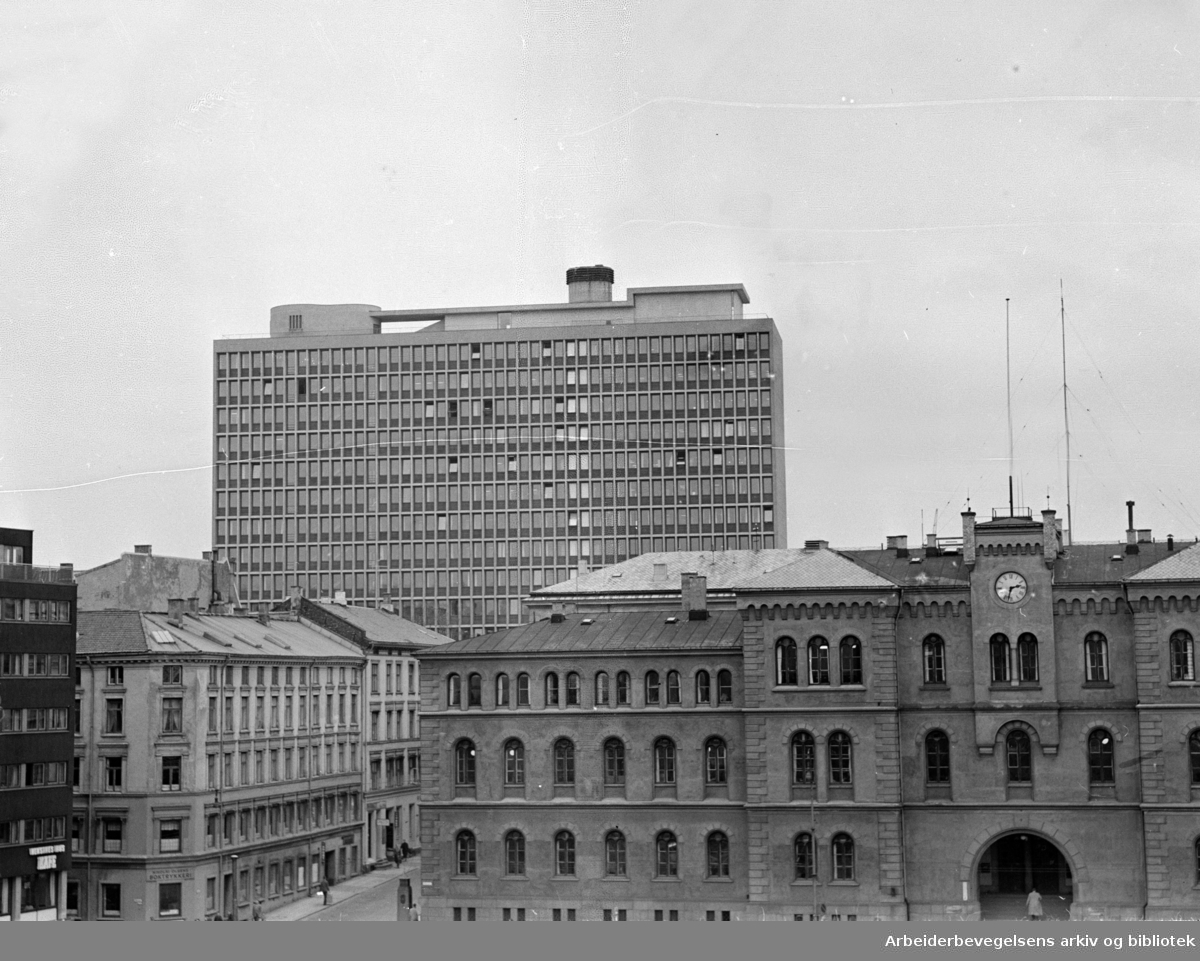 Regjeringsbygget, eksteriører med Møllergata 19. Oktober 1960.