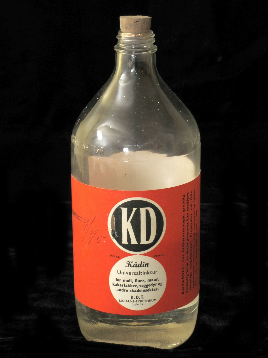 Glassflaske med kork (ikke original). Rød etikett som forteller at innholdet er en desinfiserende væske som inneholder DDT..

Flasken har uidentifisert flytende innhold - kan være originalinnhold i samsvar med etikett. 