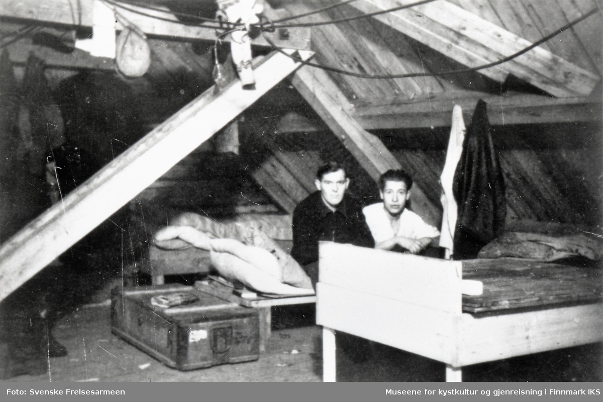 Gjenreisning i Honningsvåg. Sengeplasser på loftet i kirka. Gunnar Holst t.v. og Martin Pettersen t.h. Høsten 1945.