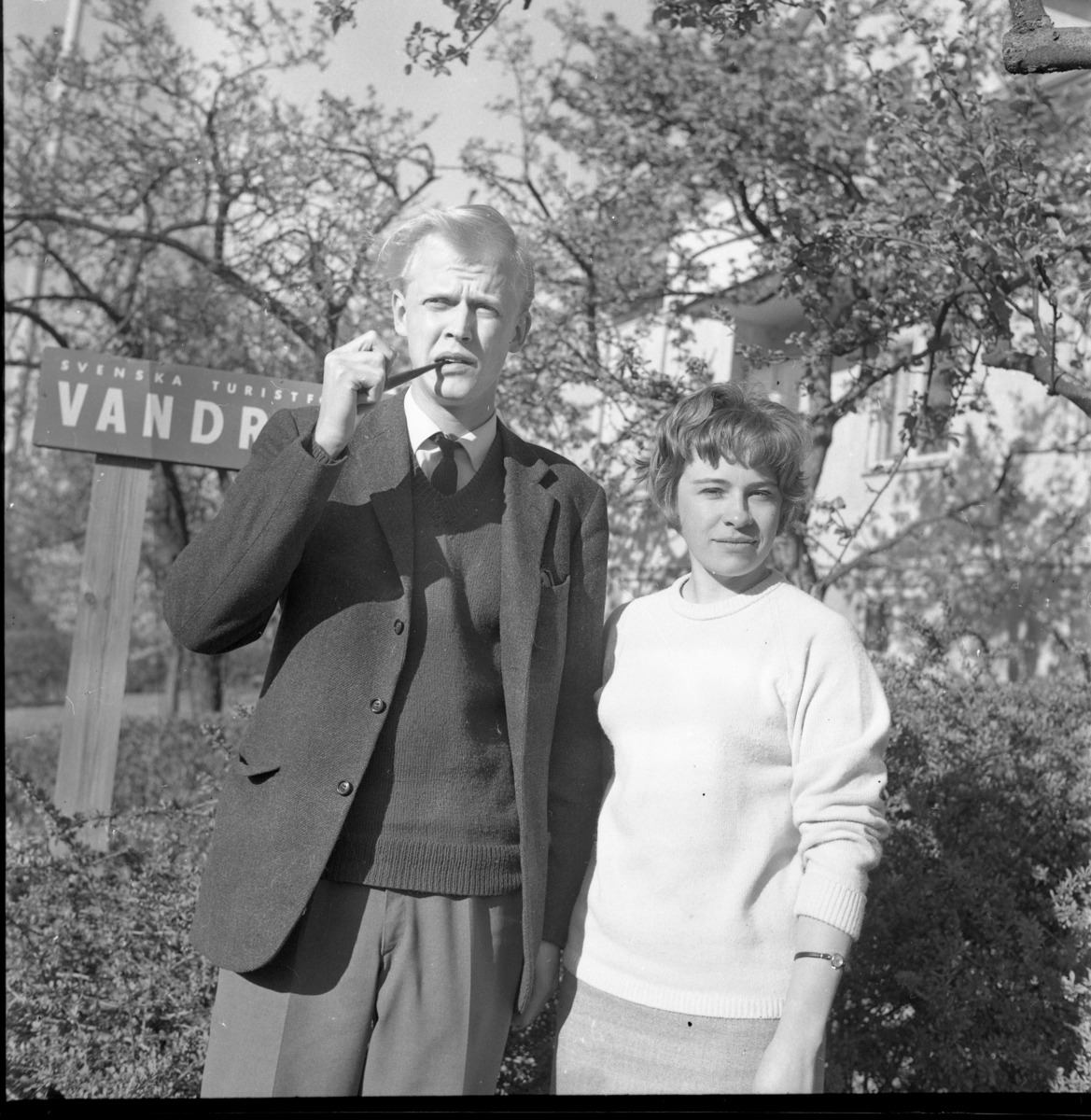 Vandrarhemmets värdar 1964. Oidentifierad man med pipa i munnen, kvinnan heter sannolikt Margareta Nyberg.