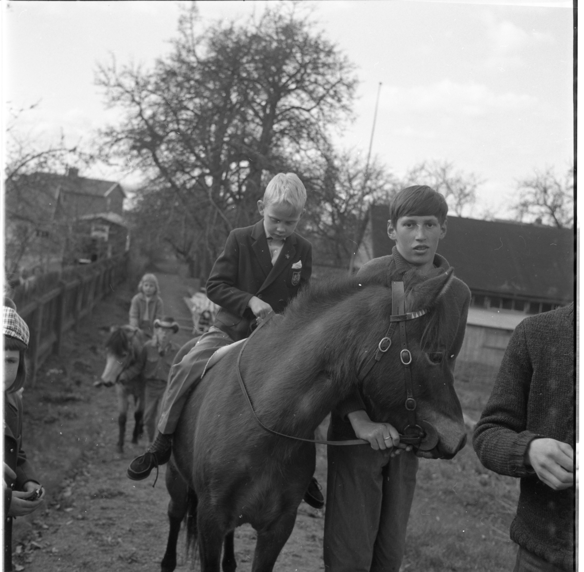 Lions vårmarknad 1964. Ponnyridning med Anders Råsberg som leder ponnyn.