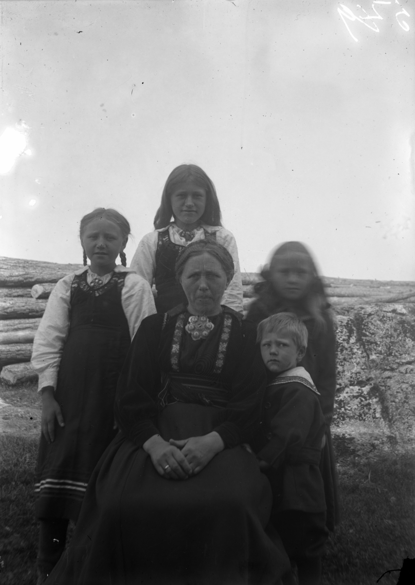 Rikard Berges fotoarkiv. Familieportrett. Mor og fire barn.