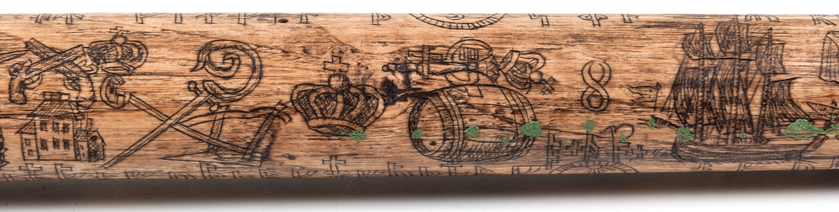 Käpp av trä med runkalender och krycka i form av ett utskuret manshuvud. Runor och figurer efter almanack eller annan tryckt kalender. Märkt "SC 1784" och "MC 1793".