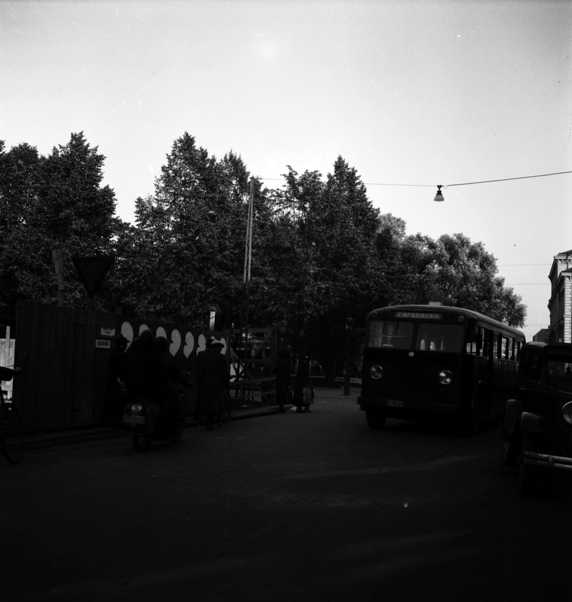 Reportage för Arbetarbladet. Trafiken på Drottninggatan med Forsbackabussen.
Oktober 1937