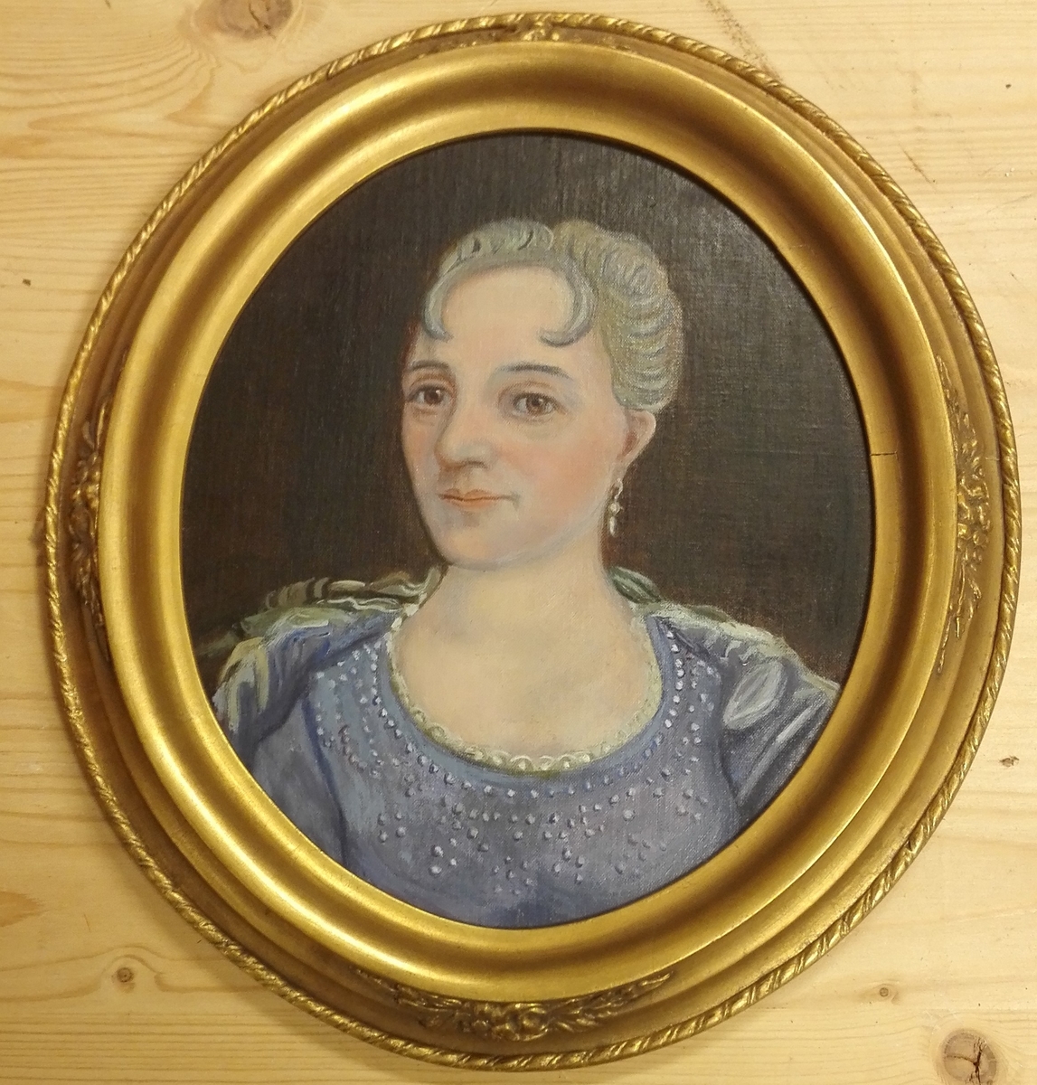 Måleriet er temmeleg sikkert kopi av eit gamalt portrett av Birgitte Ludvigsdatter Munthe (1686 - 1779), kona til presten Anders Daae 

Det har oval gullforgylt ramme.