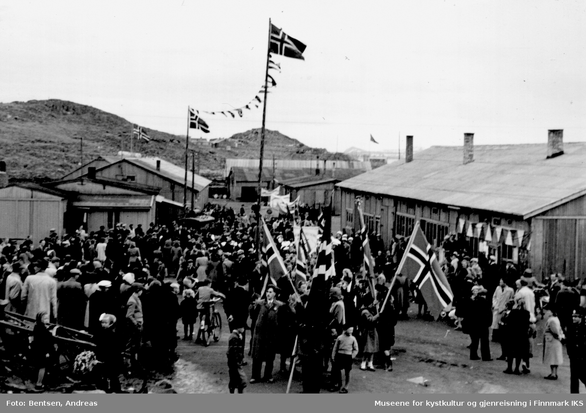 Gjenreisning. 17. mai-tog i Honningsvåg. Brakkebebygelsen på Holmen. 1947.